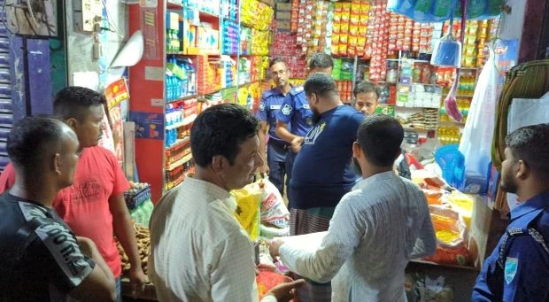 নগরকান্দায় ভ্রাম্যমাণ আদালতের অভিযানে নকল সিগারেট ও নিষিদ্ধ পলিথিন  ধ্বংস